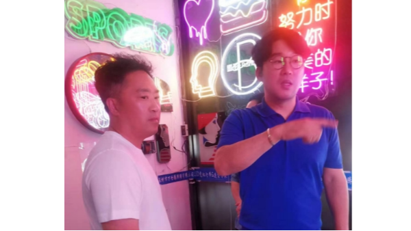 光影交錯(cuò)間，韓國(guó)客人的霓虹之旅——探索霓虹燈與迷你字工藝的融合